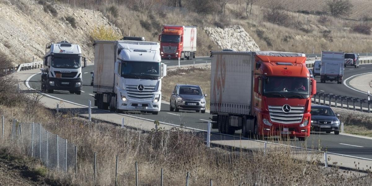 Camiones circulando por una autova