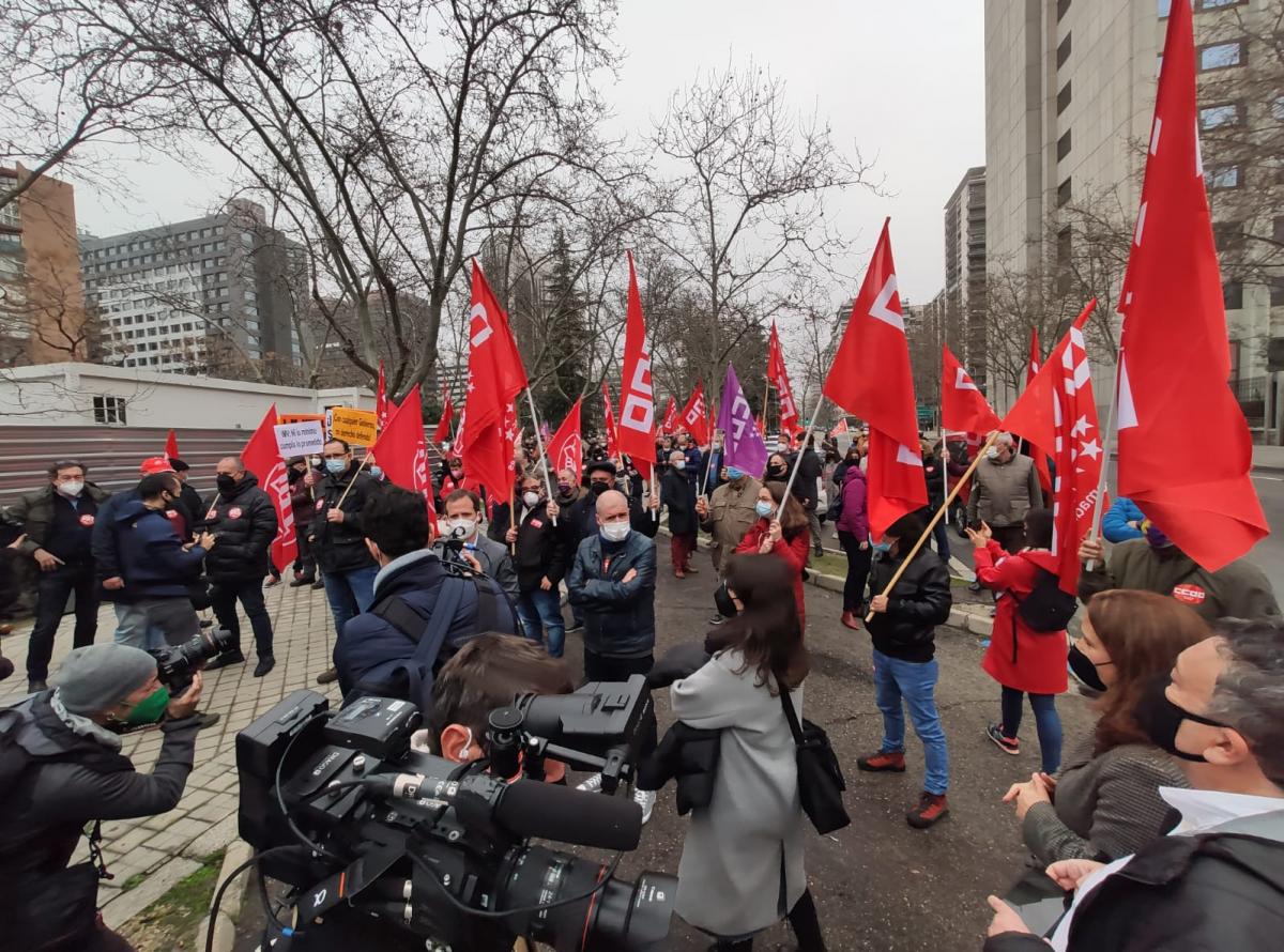 CCOO y UGT que han protestado este 11F ante la sede del Ministerio de Asuntos Econmicos