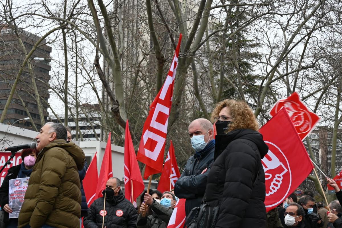 CCOO y UGT que han protestado este 11F ante la sede del Ministerio de Asuntos Econmicos