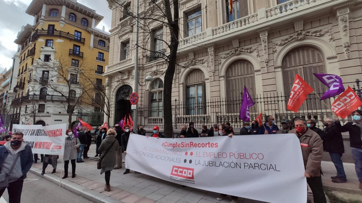 Concentracin de CCOO en la puerta de la sede de la Secretara de Estado de Funcin Pblica