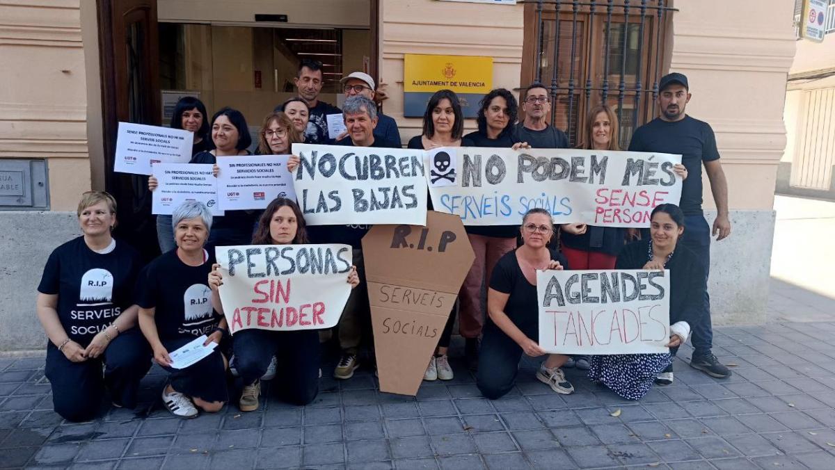 Concentraci de protesta del personal dels centres de l'rea de Benestar Social de l'Ajuntament de Valncia.