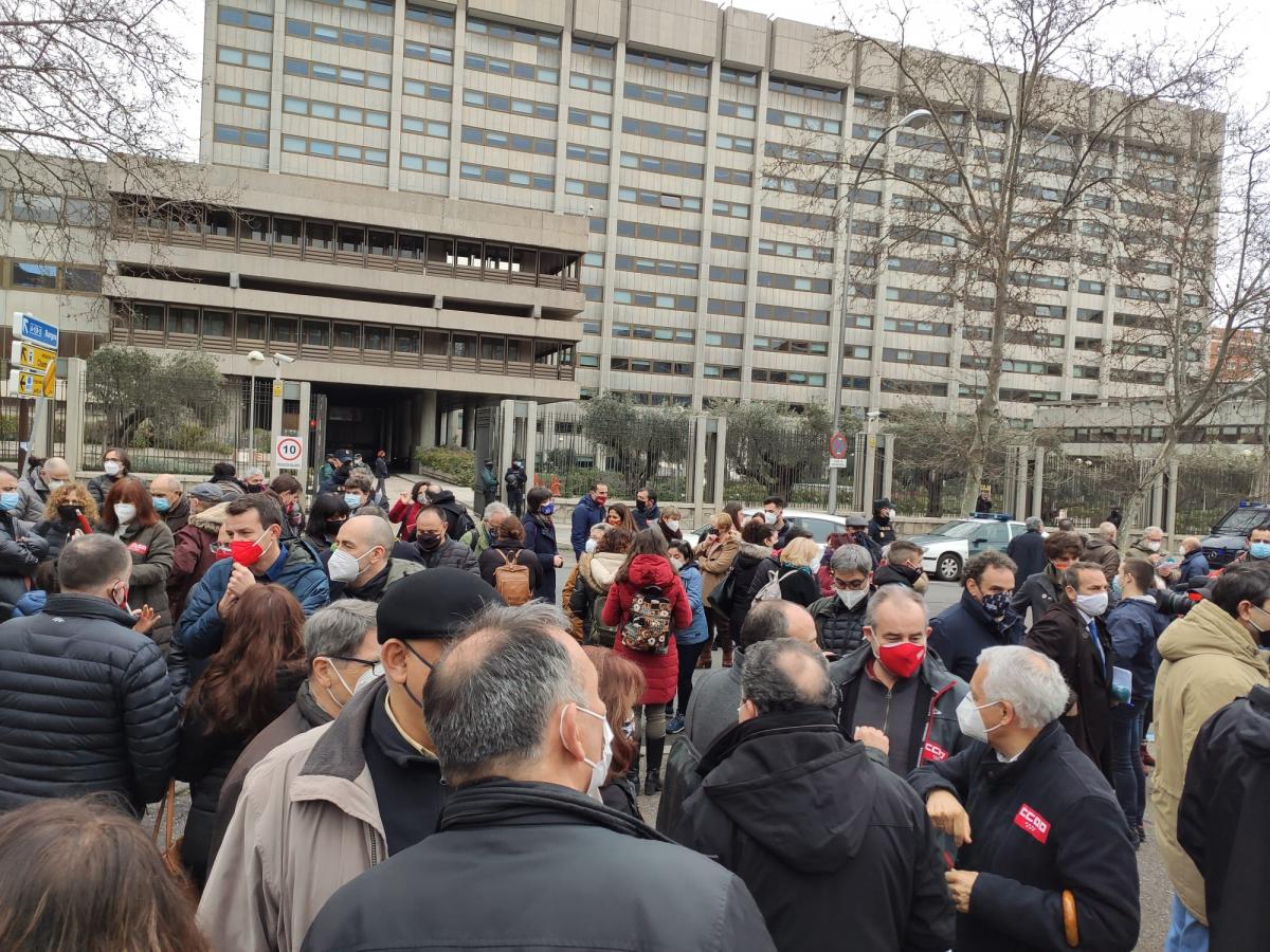 CCOO y UGT que han protestado este 11F ante la sede del Ministerio de Asuntos Econmicos