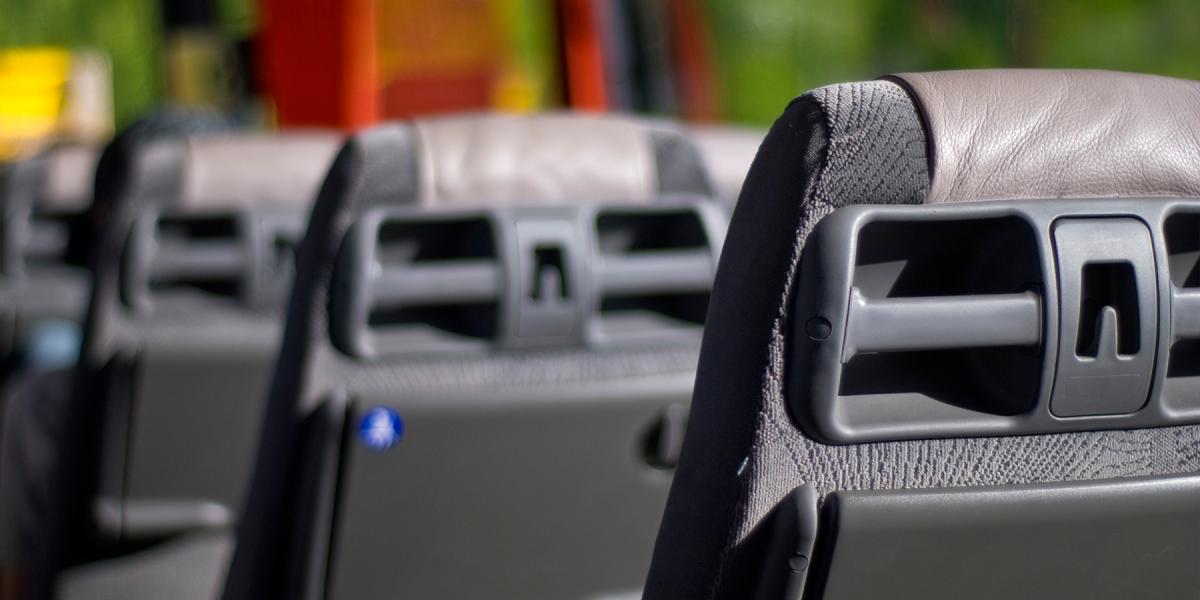 Interior de un autocar en el transporte de viajeros por carretera